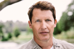 JAMES BLUNT ARRIVE À LA GRANDE HEURE