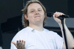 LEWIS CAPALDI ANNONCE QU&rsquo;IL COMMENCERA À TRAVAILLER SUR UN NOUVEL ALBUM APRÈS UNE PRÉSENTATION EN HONGRIE