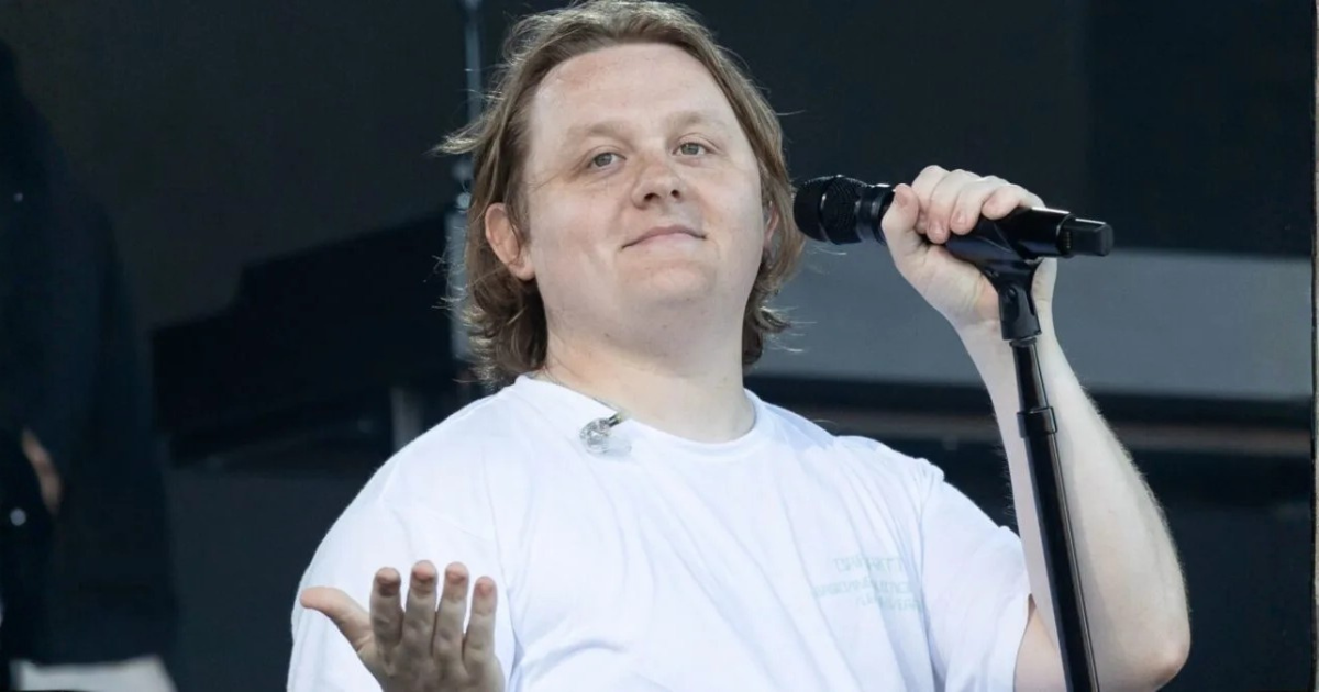 LEWIS CAPALDI ANNONCE QU'IL COMMENCERA À TRAVAILLER SUR UN NOUVEL ALBUM APRÈS UNE PRÉSENTATION EN HONGRIE