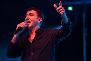 MARC ALMOND PUBLIE LE CALENDRIER EN TANT QUE CHANTEUR SOLO