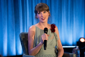 TAYLOR SWIFT REVISITE 20 ANS DE CARRIÈRE AU GRAMMY MUSEUM
