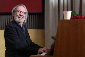 BENNY ANDERSSON SURPRIS EN JOUANT LE CLASSIQUE D&rsquo;ABBA EN SUÈDE