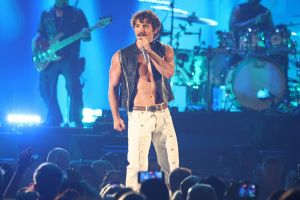 BENSON BOONE EST PRÉSENTÉ AU FESTIVAL IHEARTRADIO