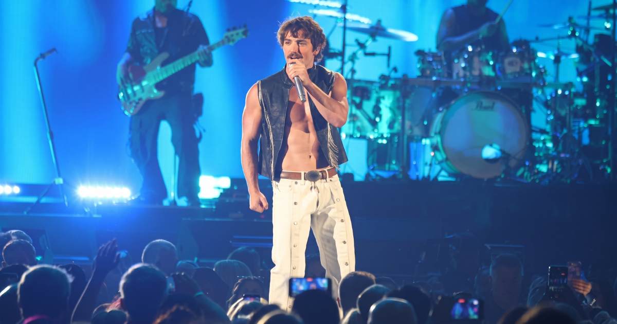 BENSON BOONE EST PRÉSENTÉ AU FESTIVAL IHEARTRADIO
