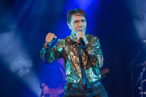 CLIFF RICHARD ANNONCE UN NOUVEL ALBUM AVEC DES REVUES DE HITTS DE BILLBOARD ET DE CARTES BRITANNIQUES