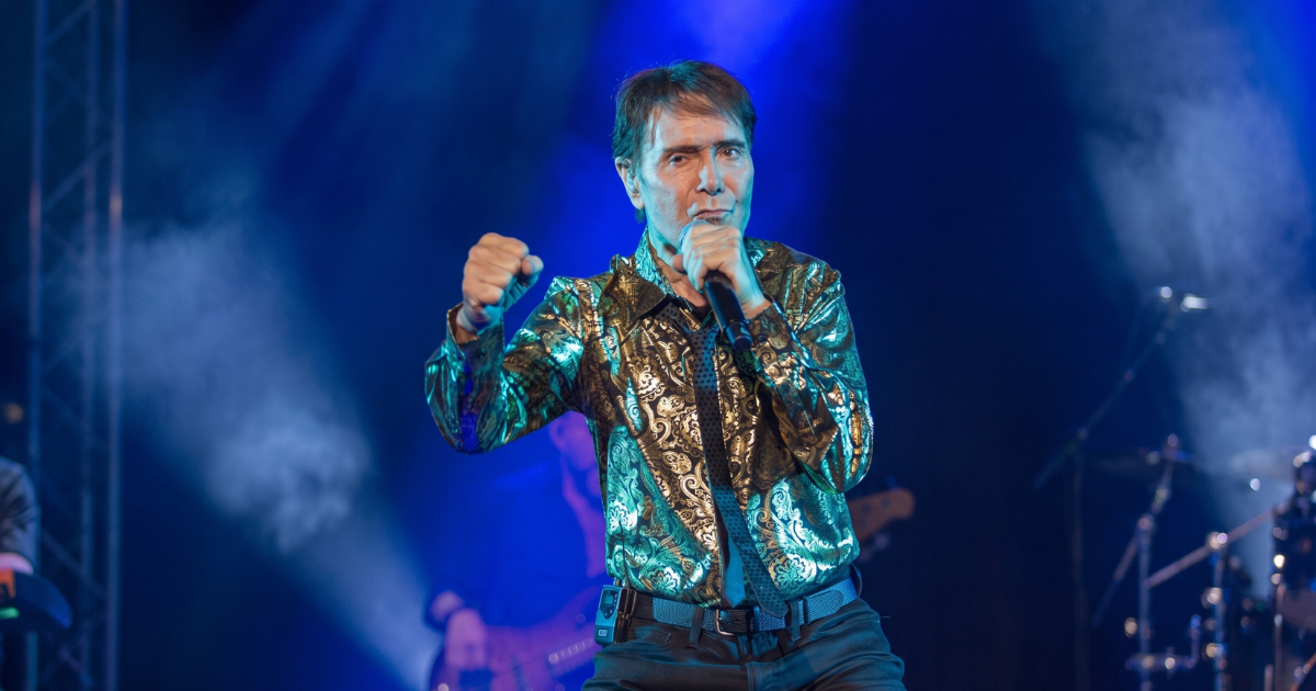 CLIFF RICHARD ANNONCE UN NOUVEL ALBUM AVEC DES REVUES DE HITTS DE BILLBOARD ET DE CARTES BRITANNIQUES