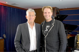 DAVID FOSTER RÉVÈLE LES COULISSES DES CLASSIQUES SUR « SONGS YOU KNOW »