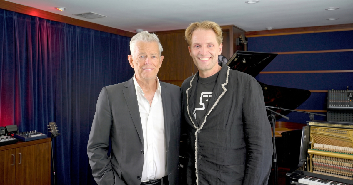 DAVID FOSTER RÉVÈLE LES COULISSES DES CLASSIQUES SUR « SONGS YOU KNOW »