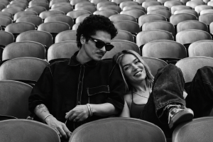 KAROL GE BRUNO MARS AUGMENTE LES RUMEURS DE ROMANCE DANS UN NOUVEAU CLIP