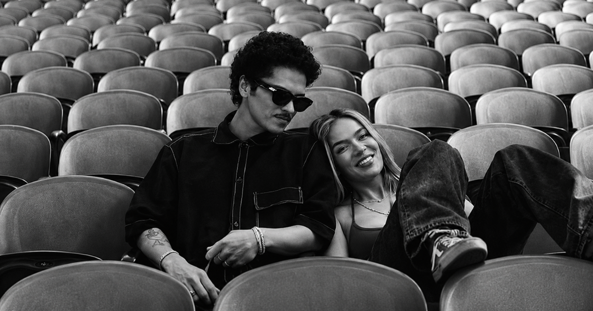 KAROL GE BRUNO MARS AUGMENTE LES RUMEURS DE ROMANCE DANS UN NOUVEAU CLIP