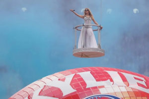 KYLIE MINOGUE « SURVOLE » AU-DESSUS DU STADE LORS D&rsquo;UN GRAND SPECTACLE EN AUSTRALIE