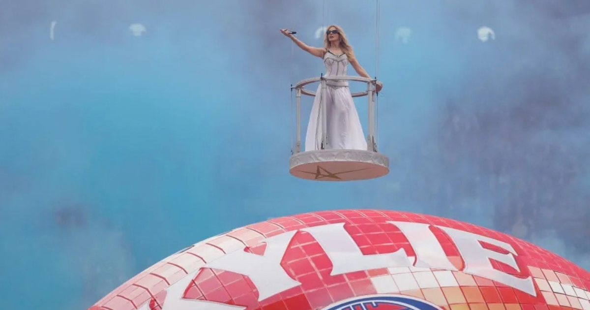 KYLIE MINOGUE « SURVOLE » AU-DESSUS DU STADE LORS D'UN GRAND SPECTACLE EN AUSTRALIE
