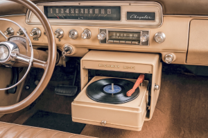 LE JOUR CHRYSLER A MIS UN LECTEUR DE DISQUE À L&rsquo;INTÉRIEUR DE LA VOITURE
