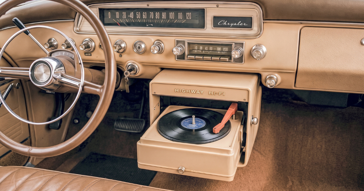 LE JOUR CHRYSLER A MIS UN LECTEUR DE DISQUE À L'INTÉRIEUR DE LA VOITURE