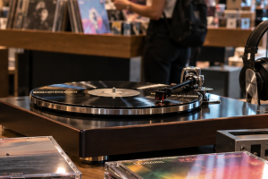 LES CD ET LES VINYLES ENTRAÎNENT UN NOUVEAU MARCHÉ PUBLICITAIRE