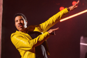 LIONEL RICHIE ARRÊTE LA TOURNÉE POUR PRENDRE SOIN DE LA SANTÉ