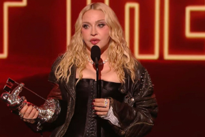 MADONNA REMPORTE SEPT PRIX AUX VMAS ; VOIR LES FAITS SAILLANTS