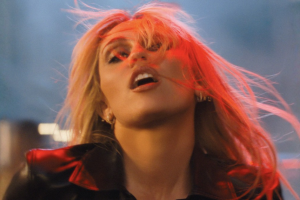 MILEY CYRUS RETOURNE À LA PISTE AVEC « BASS PERSUADES »
