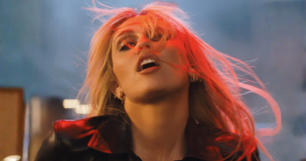 MILEY CYRUS RETOURNE À LA PISTE AVEC « BASS PERSUADES »