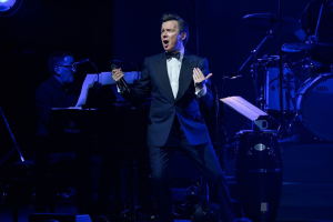 RICK ASTLEY ANNONCE UN SPECTACLE SPÉCIAL DE NOËL
