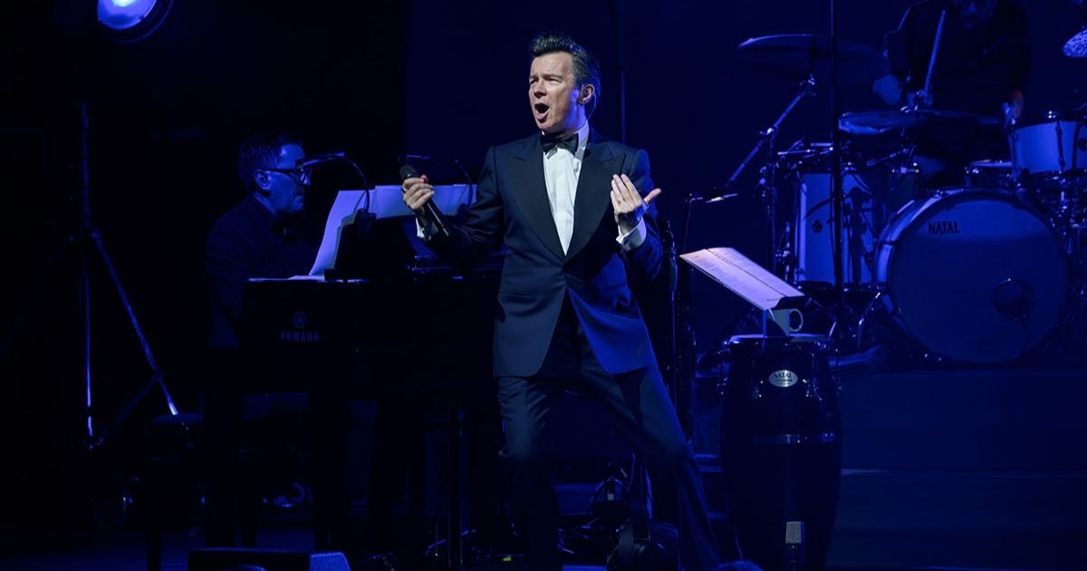 RICK ASTLEY ANNONCE UN SPECTACLE SPÉCIAL DE NOËL