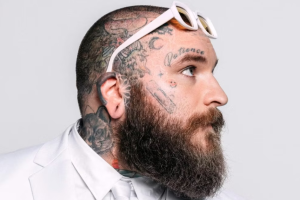 TEDDY SWIMS TRANSFORME UNE NOUVELLE PHASE DE VIE EN ALBUM