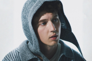 TROYE SIVAN OUVRE UNE NOUVELLE PHASE DE CARRIÈRE AVEC UN ALBUM PLUS INTIME
