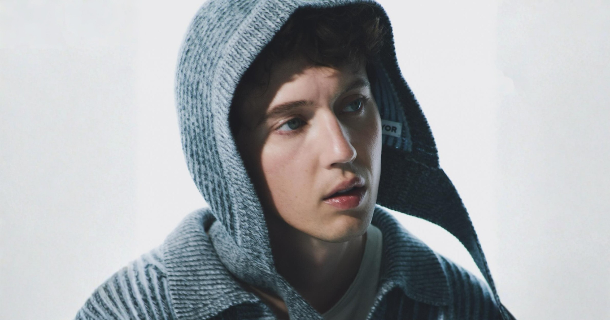 TROYE SIVAN OUVRE UNE NOUVELLE PHASE DE CARRIÈRE AVEC UN ALBUM PLUS INTIME