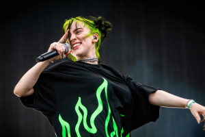 BILLIE EILISH PRÉPARE SON RETOUR SUR SCÈNE, DIT LA PRESSE BRITANNIQUE