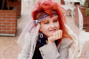 CYNDI LAUPER OUVRE SA COLLECTION ET MET AUX ENCHÈRES DES PIÈCES ICONIQUES DE SA CARRIÈRE
