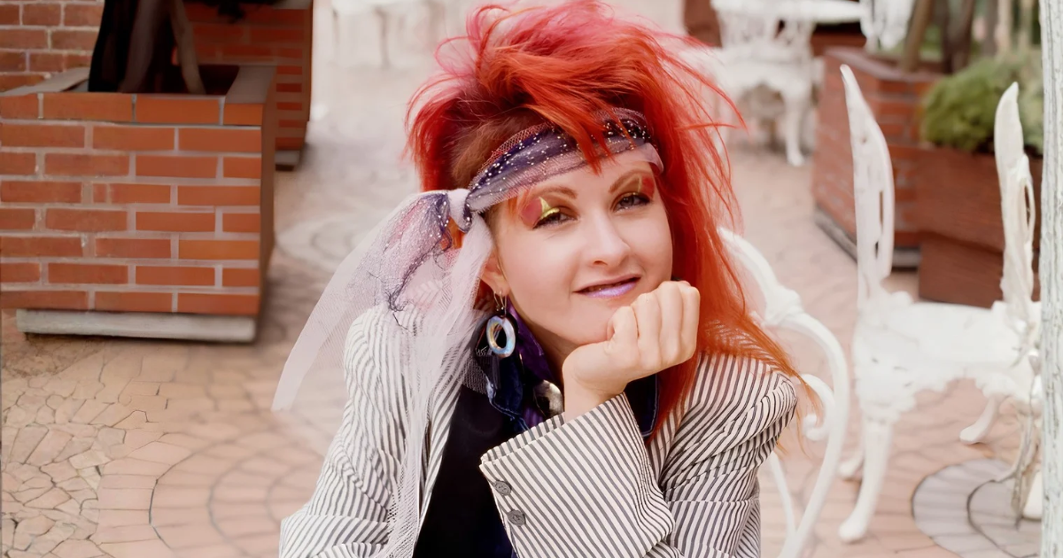 CYNDI LAUPER OUVRE SA COLLECTION ET MET AUX ENCHÈRES DES PIÈCES ICONIQUES DE SA CARRIÈRE