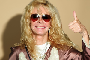 KIM CARNES REVISITE LA TRAJECTOIRE DANS UNE COLLECTION SPÉCIALE