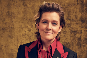 BRANDI CARLILE RÉINTERPRÈTE LE THÈME DE TED LASSO POUR LA FINALE DE LA SAISON