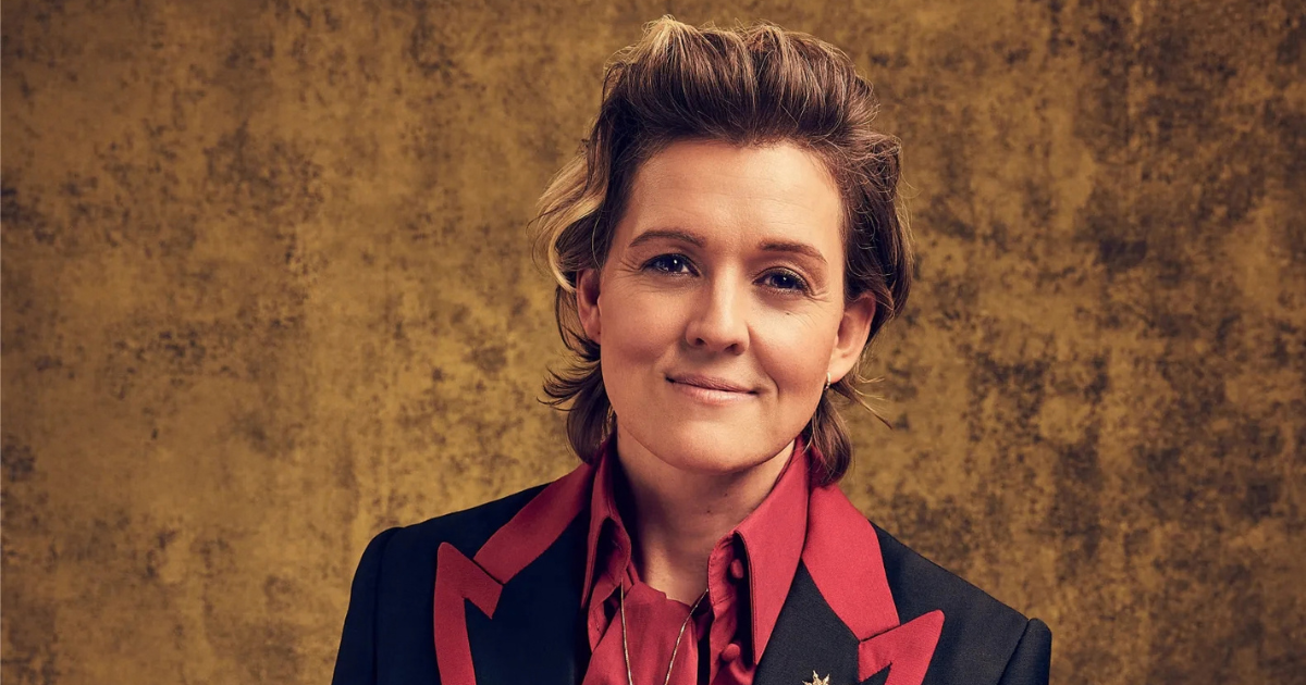 BRANDI CARLILE RÉINTERPRÈTE LE THÈME DE TED LASSO POUR LA FINALE DE LA SAISON