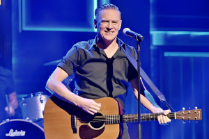 BRYAN ADAMS EMPORTE SES PLUS GRANDS ACCIDENTS À DES SCÈNES PLUS INTIMES EN 2027