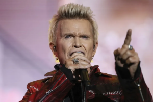 CLIP DE SAUVETAGE DE BILLY IDOL FILMÉ AU CHÂTEAU QUI A INSPIRÉ « SWEET SIXTEEN »