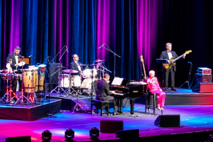 DIONNE WARWICK CÉLÈBRE ADIEU DEPUIS LES SCÈNES À SÃO PAULO