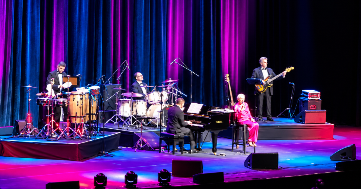 DIONNE WARWICK CÉLÈBRE ADIEU DEPUIS LES SCÈNES À SÃO PAULO