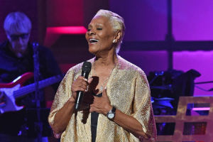 DIONNE WARWICK SE PRÉPARE À RENCONTRER LE PUBLIC BRÉSILIEN APRÈS UN PROBLÈME DE SANTÉ