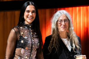 DUA LIPA RENFORCE LA RELATION ENTRE MUSIQUE ET LITTERATURE À LONDRES