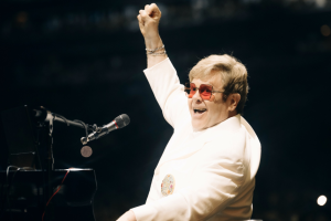 ELTON JOHN MONTRE COMMENT UNE CHANSON CHANGE QUAND ELLE EST JUSTE PIANO ET VOIX