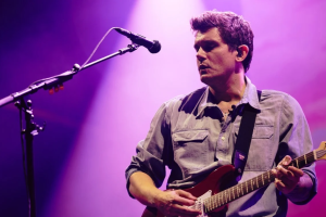 JOHN MAYER TERMINE UNE PAUSE DE CINQ ANS AVEC UN NOUVEAU SINGLE