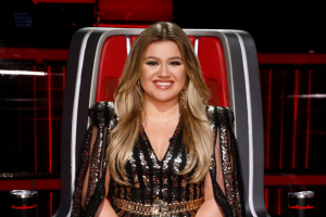 KELLY CLARKSON RETOURNE À LA TÉLÉVISION