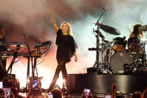 MILEY CYRUS EST HEUREUX DE RETOURNER SUR SCÈNE AVEC HOMMAGE À DOLLY PARTON