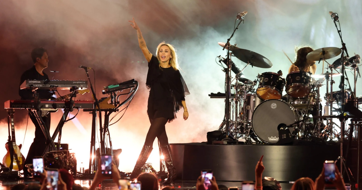 MILEY CYRUS EST HEUREUX DE RETOURNER SUR SCÈNE AVEC HOMMAGE À DOLLY PARTON