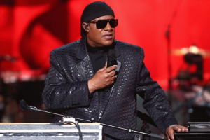 STEVIE WONDER APPORTE UN ALBUM CLASSIQUE SUR SCÈNE LORS D&rsquo;UNE TOURNÉE CÉLÉBRATIVE