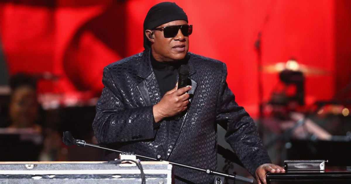 STEVIE WONDER APPORTE UN ALBUM CLASSIQUE SUR SCÈNE LORS D'UNE TOURNÉE CÉLÉBRATIVE