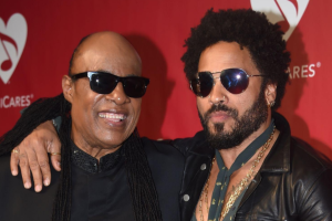 STEVIE WONDER ET LENNY KRAVITZ PARTAGENT UNE SCÈNE À PARIS