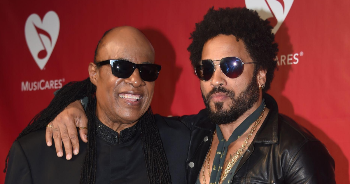 STEVIE WONDER ET LENNY KRAVITZ PARTAGENT UNE SCÈNE À PARIS